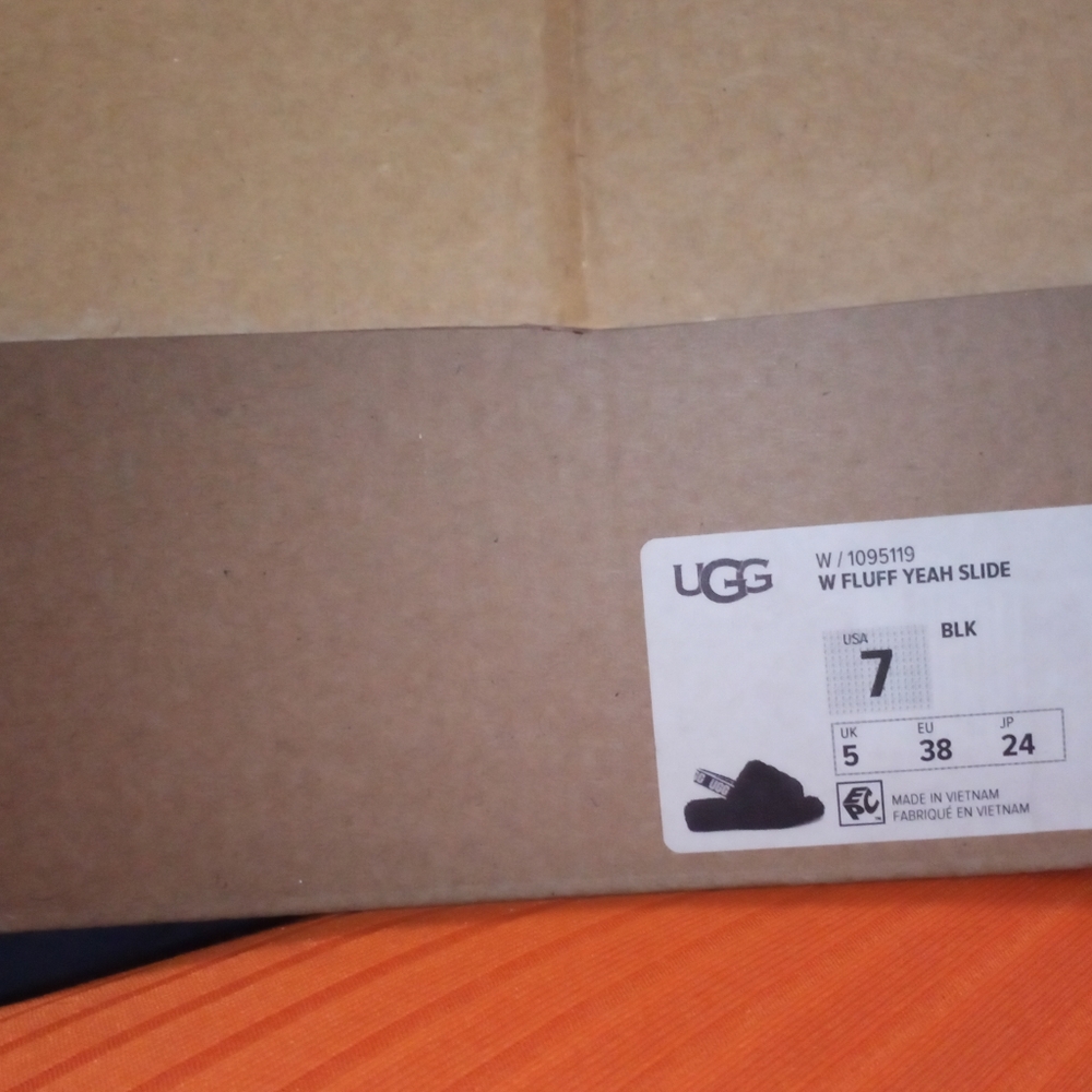 UGG Fluff yeah black slides